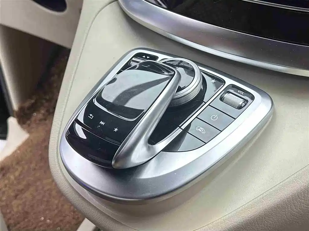 Mercedes-Benz V-Class 2017 Model V 260 L Premium Extended Edition фото 11