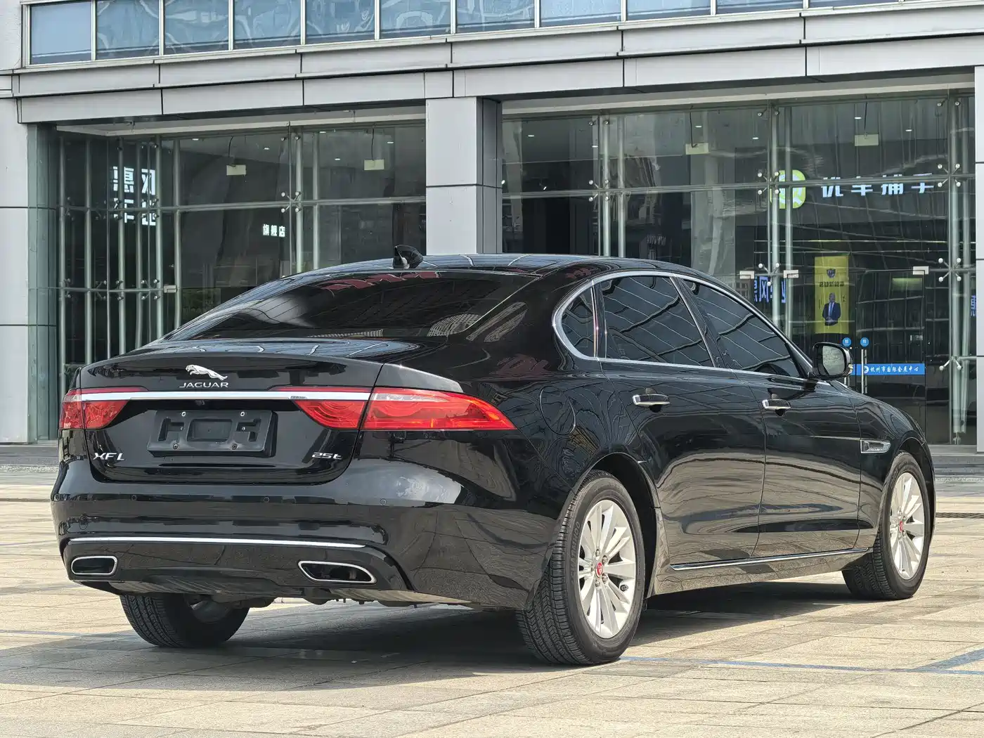 Jaguar XFL 2017 XFL 2.0T 240PS Luxury Edition фото 4