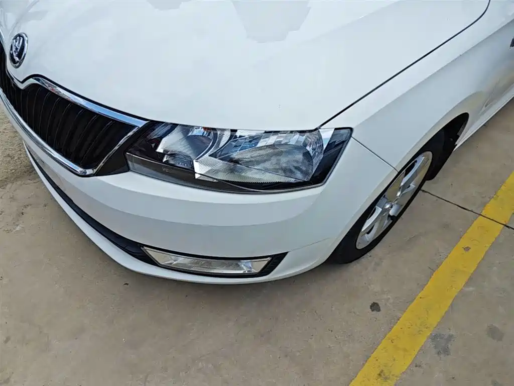 Škoda Skoda Rapid Spaceback 2016 Facelift 1.6L Automatic Innovation Edition фото 24