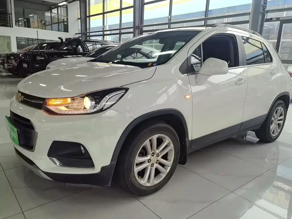 Photo 2 - Chevrolet Trax