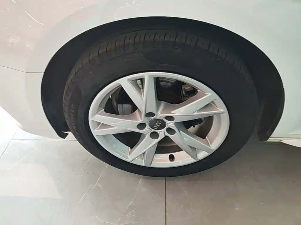 Фото 25 - Audi A4L