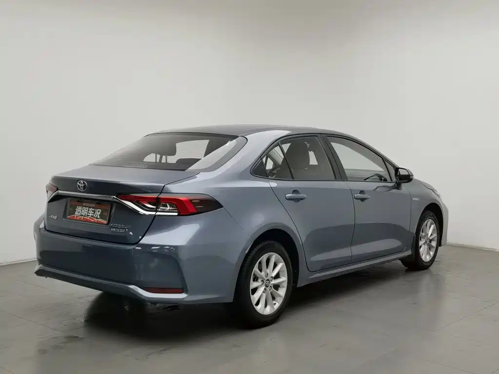 Фото 2 - Toyota Corolla