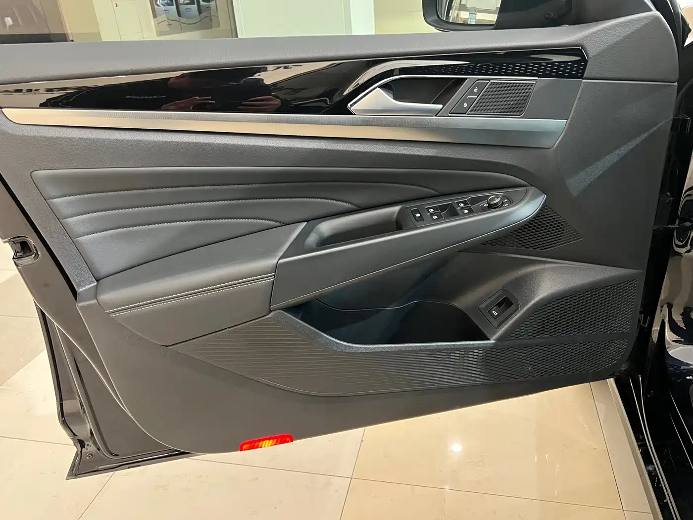 Volkswagen Passat 2024 380TSI Starlight Dragon Soaring Edition фото 6