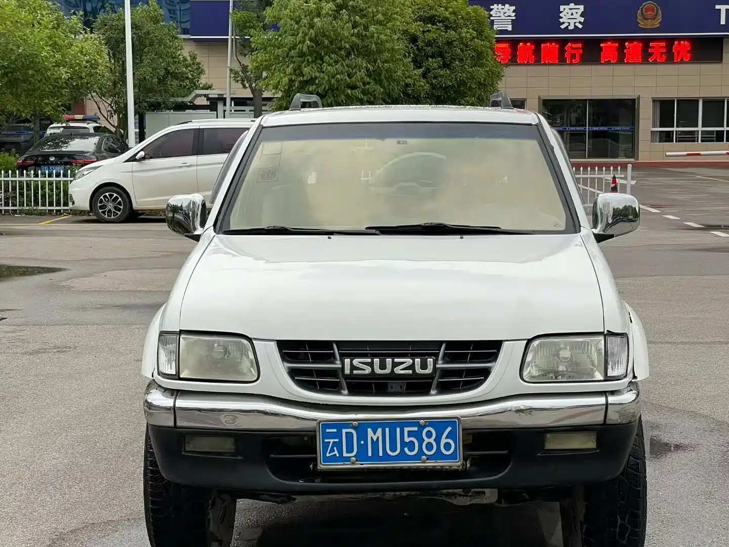 Photo 2 - Isuzu Contender