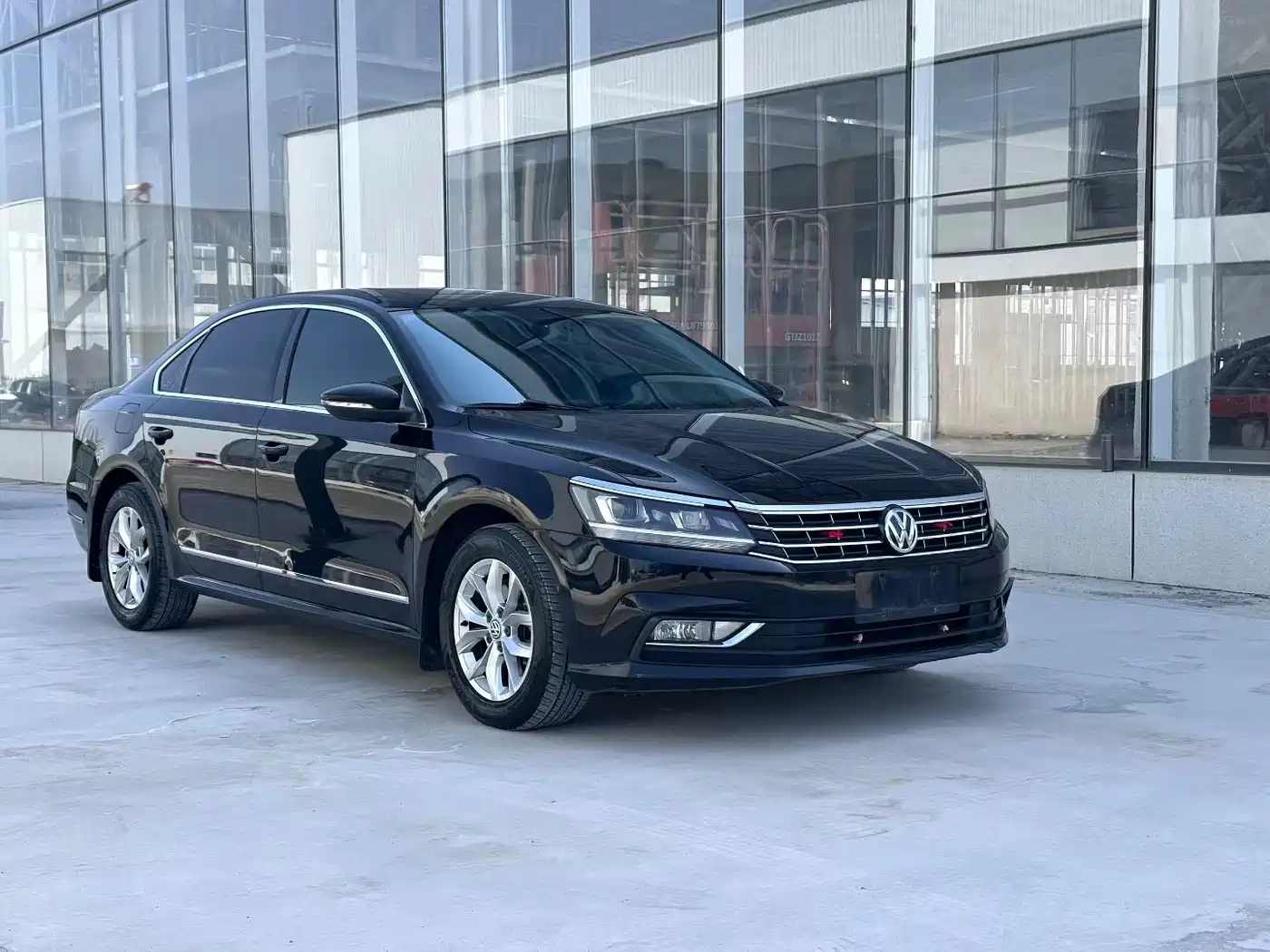 Volkswagen Passat 2015 1.8TSI Automatic Prestige Edition фото 3