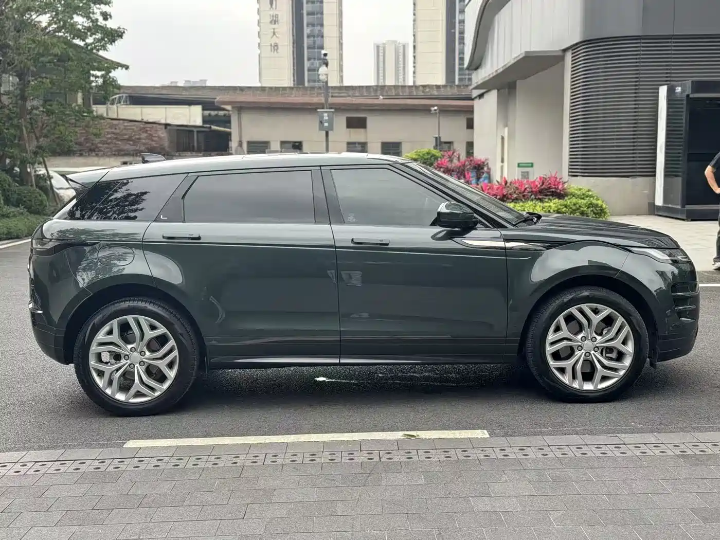 Land Rover Range Rover Evoque 2023 Range Rover Evoque L 200PS Elite Edition фото 4