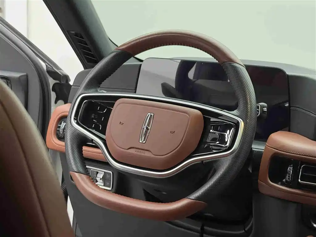 Photo 11 - Lincoln Aviator