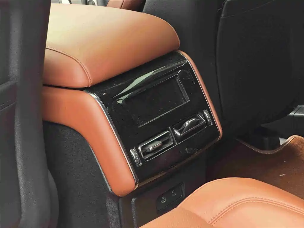 Photo 12 - Lincoln Aviator