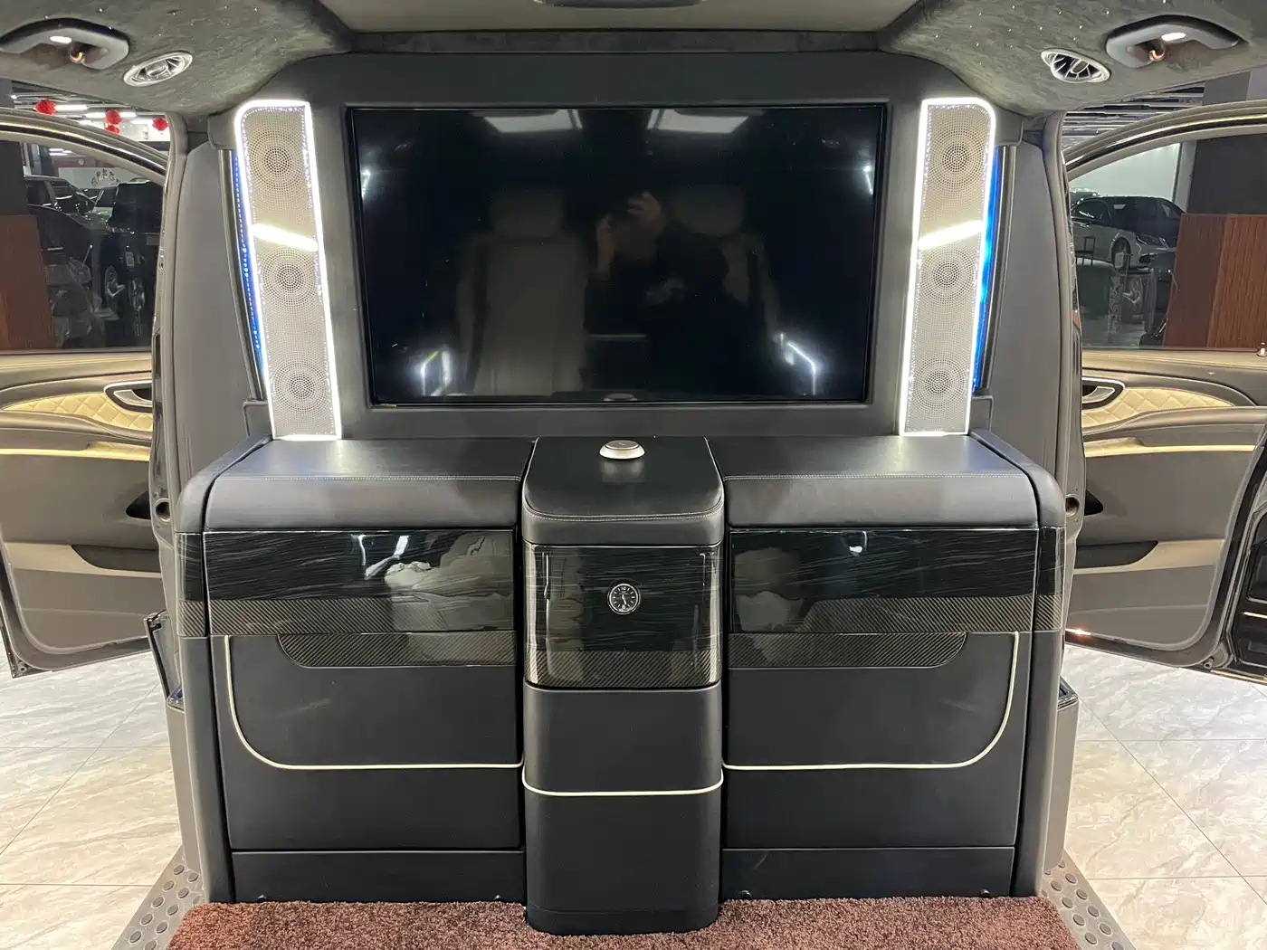 Mercedes-Benz V-Class 2018 V 260 L Premium Long Wheelbase Edition China VI фото 16