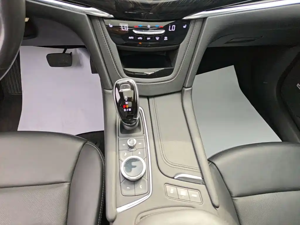 Photo 14 - Cadillac XT6