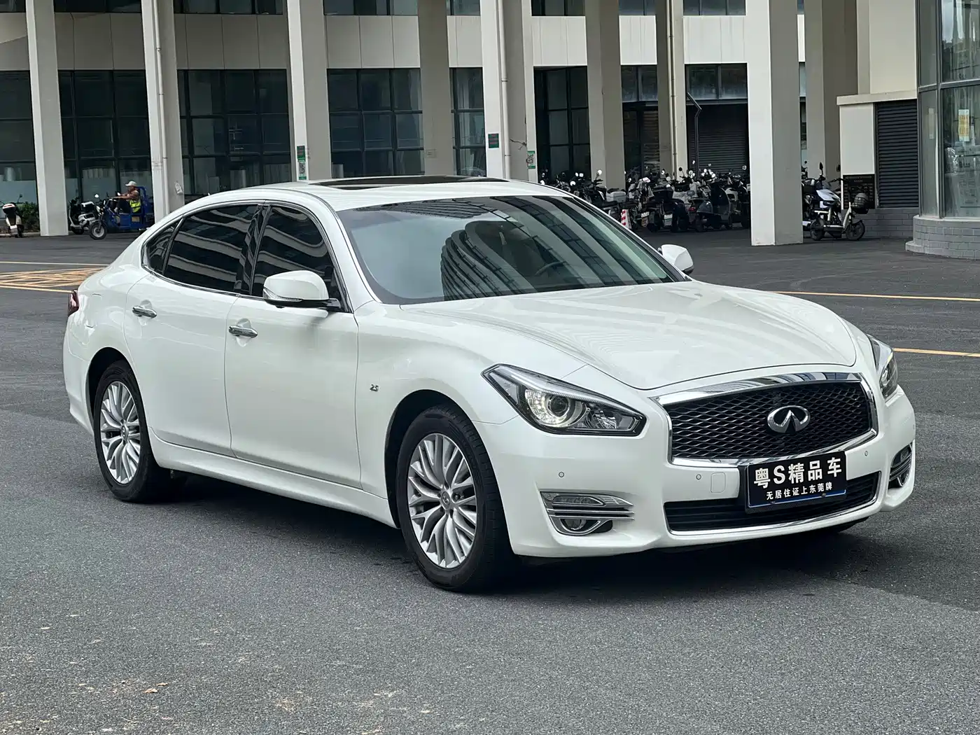 Фото 3 - Infiniti Q70