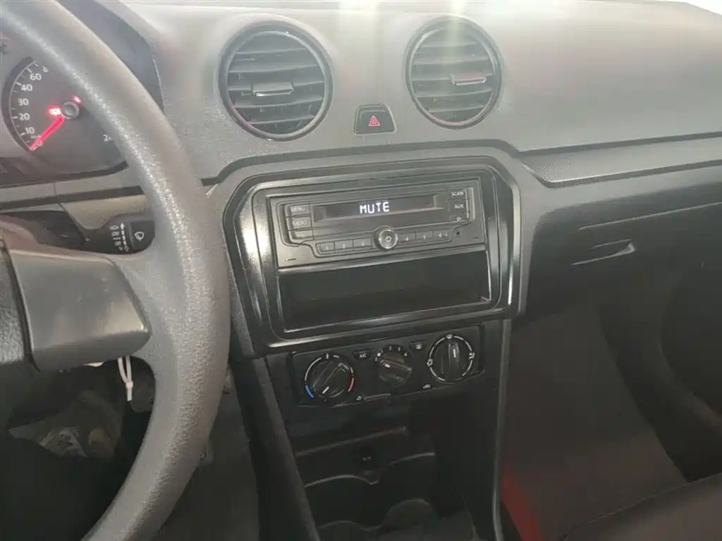 Volkswagen Jetta 2015 1.6L Manual Trend фото 13