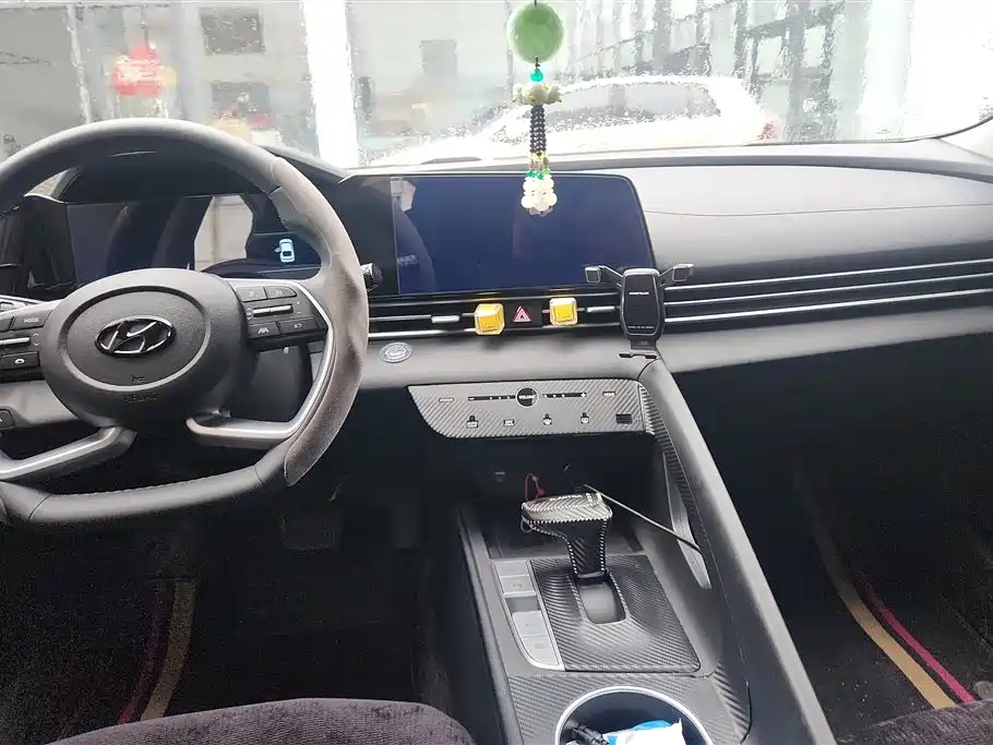 Hyundai Elantra 2022 1.5L CVT LUX Premium Edition фото 12