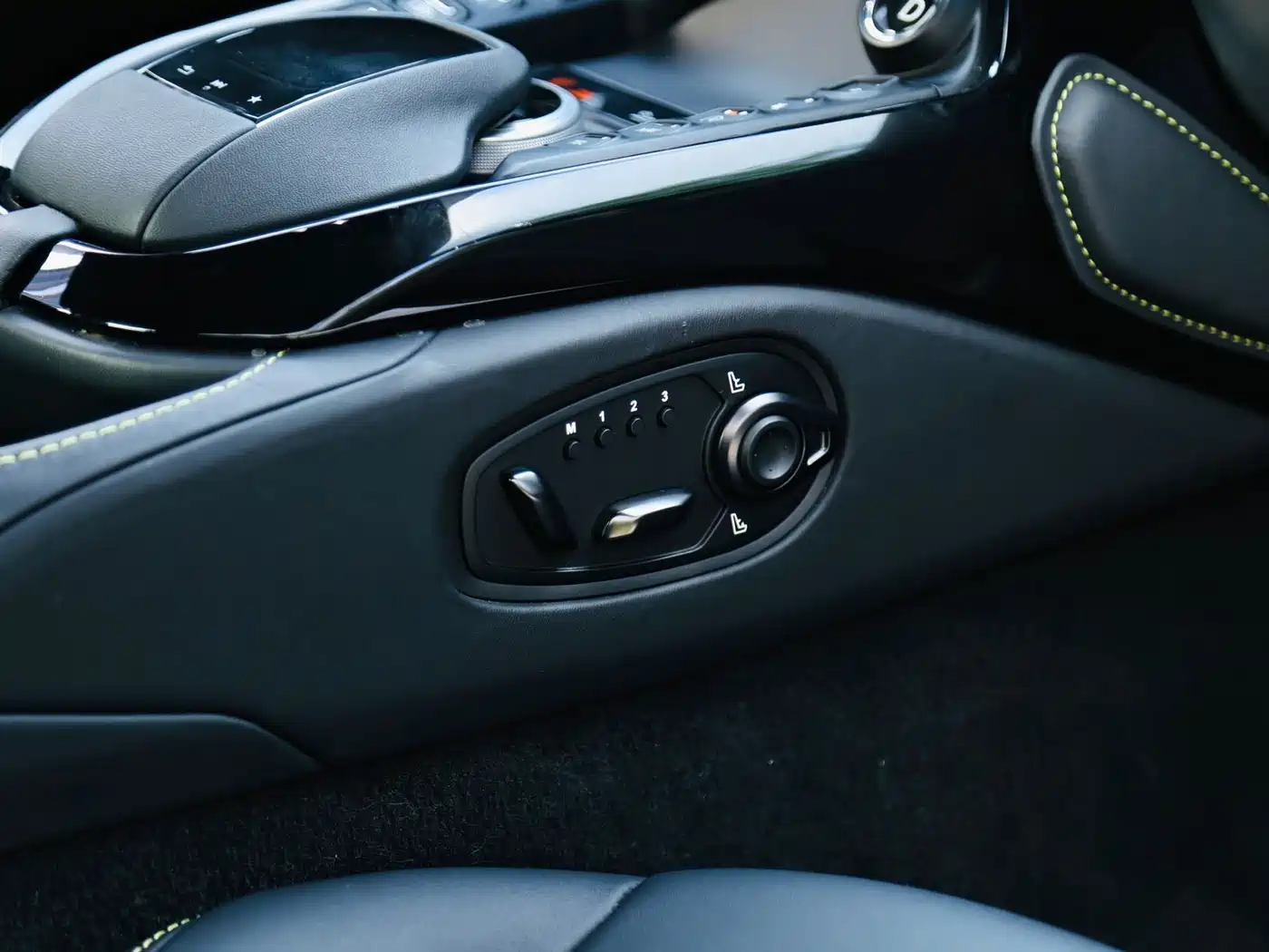 Aston Martin V8 Vantage 2024 2023 4.0T V8 Coupe