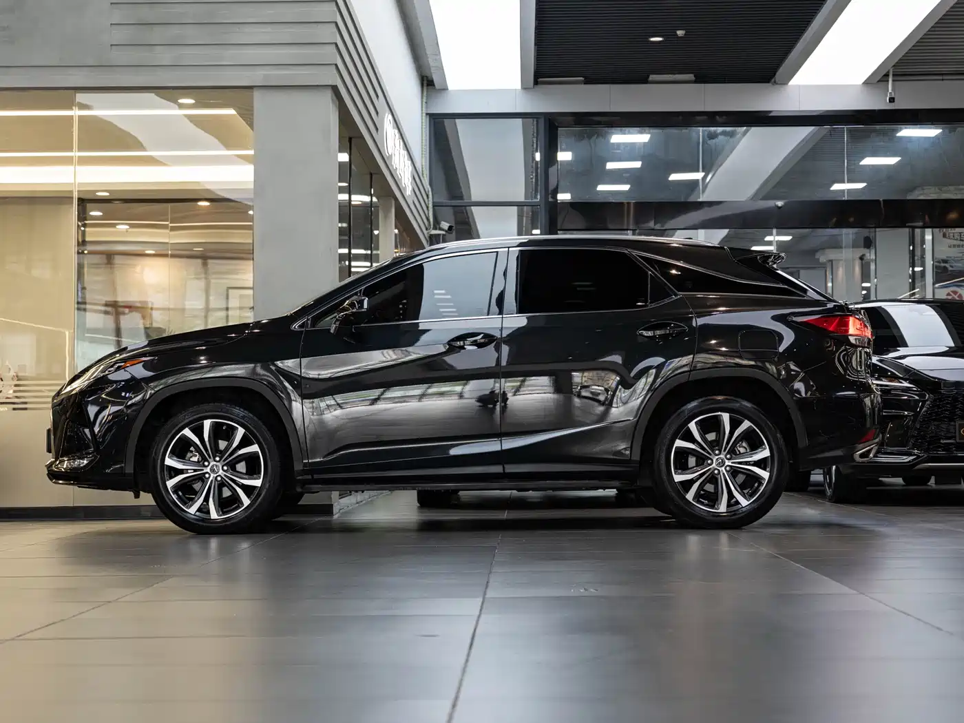 Photo 4 - Lexus RX