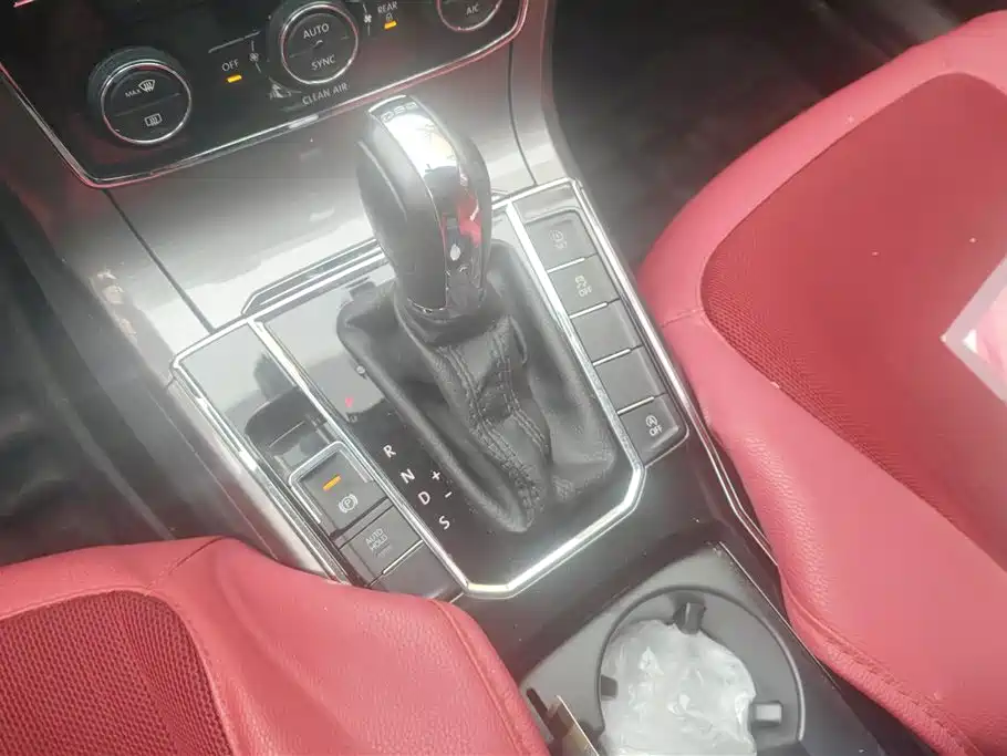 Volkswagen Passat 2016 330TSI DSG Honor Edition фото 16