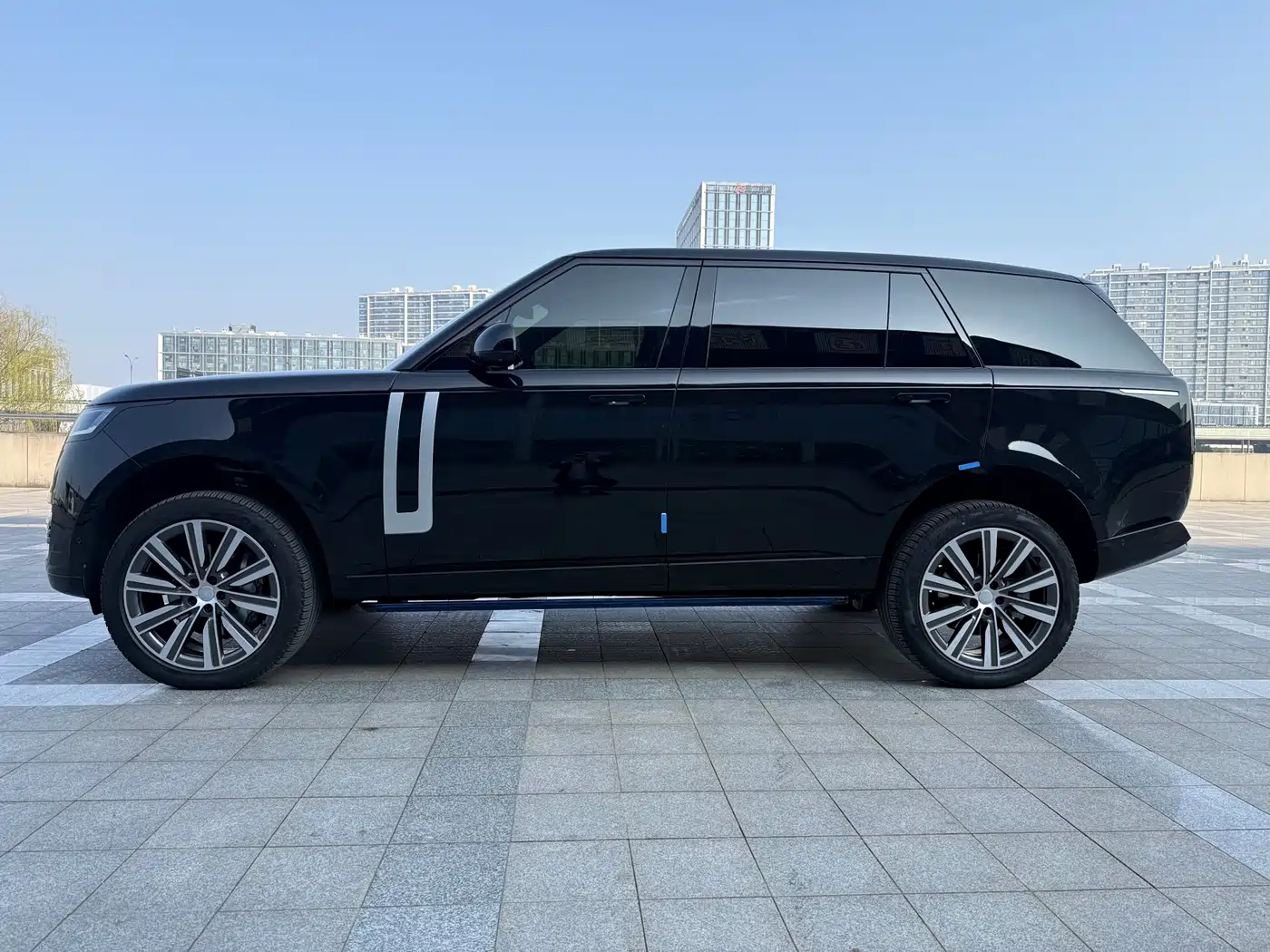 Land Rover Range Rover 2025 3.0 L6 400PS Genesis Extended Wheelbase фото 4