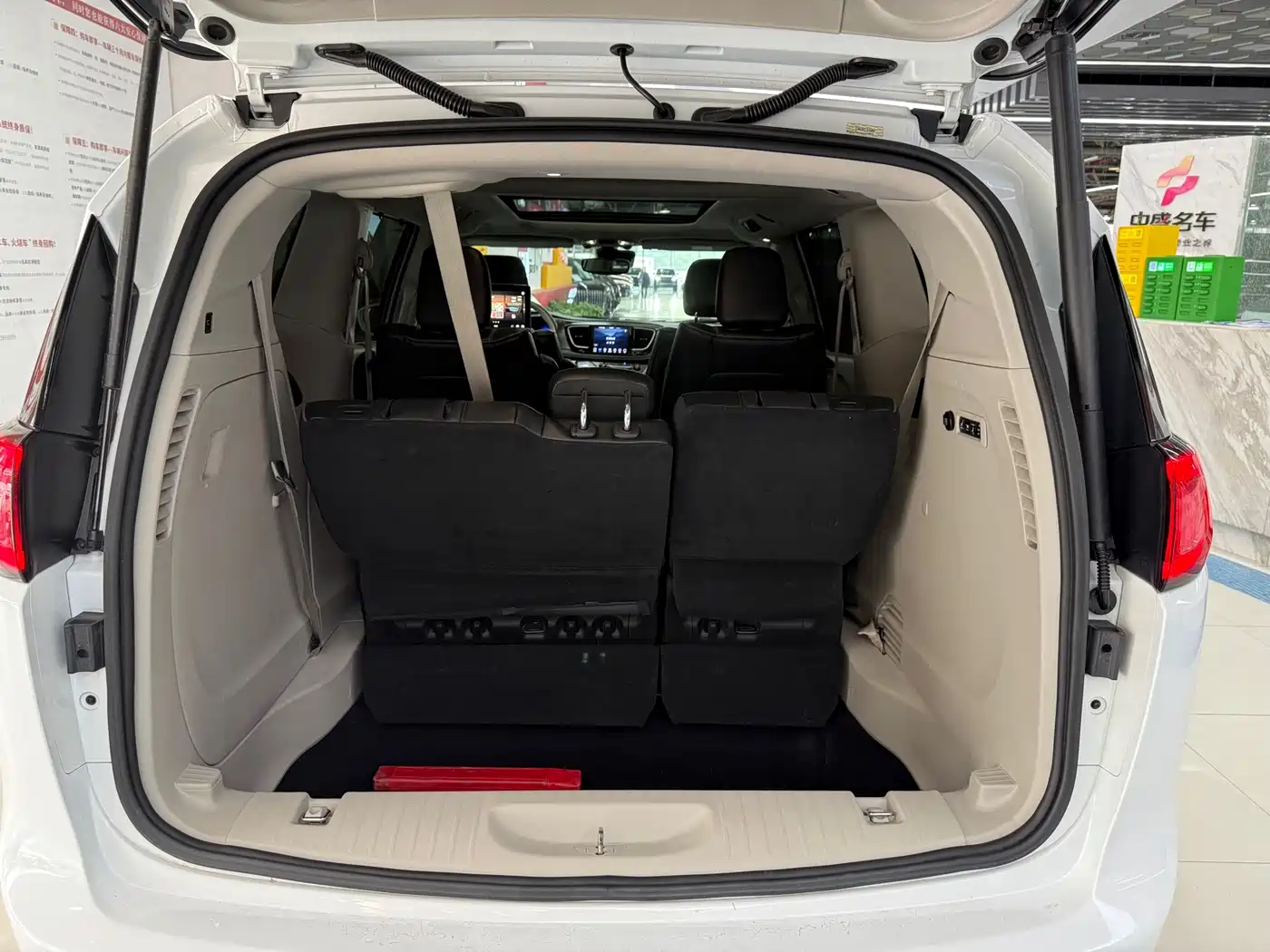 Chrysler Grand Voyager (Import) 2017 3.6L Premium Edition фото 13