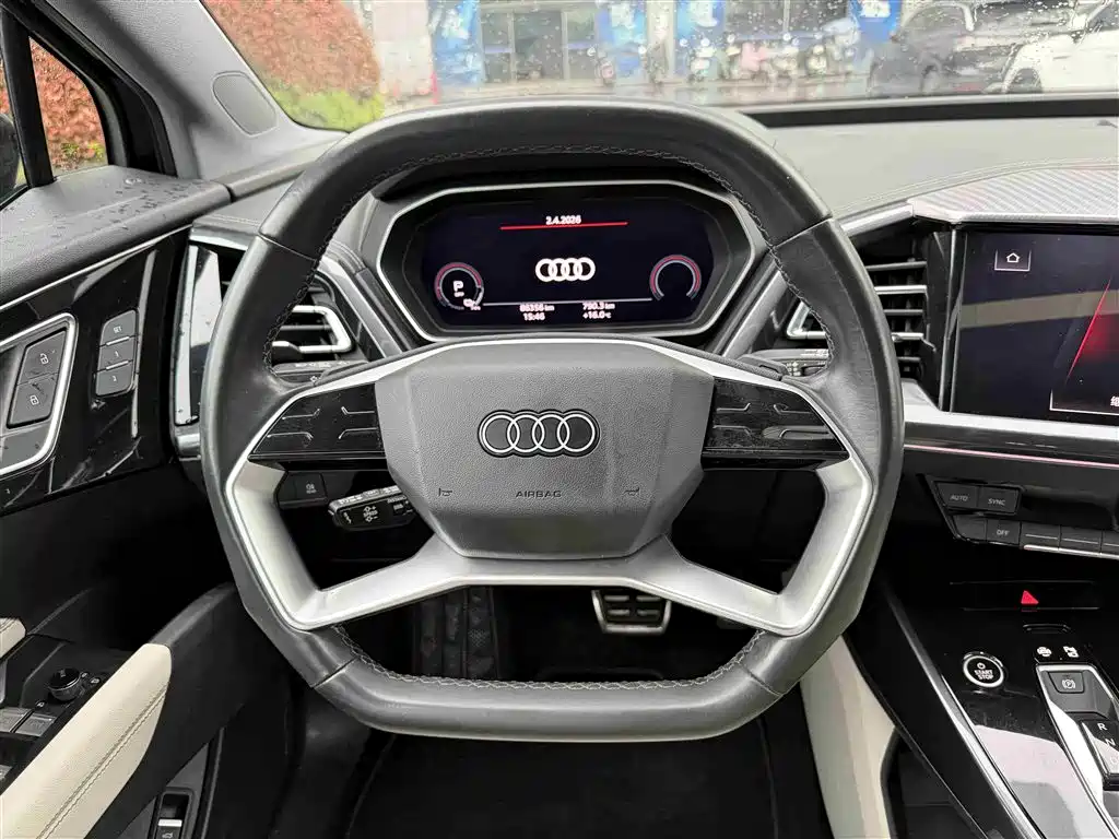 AUDI Q4 E TRON
