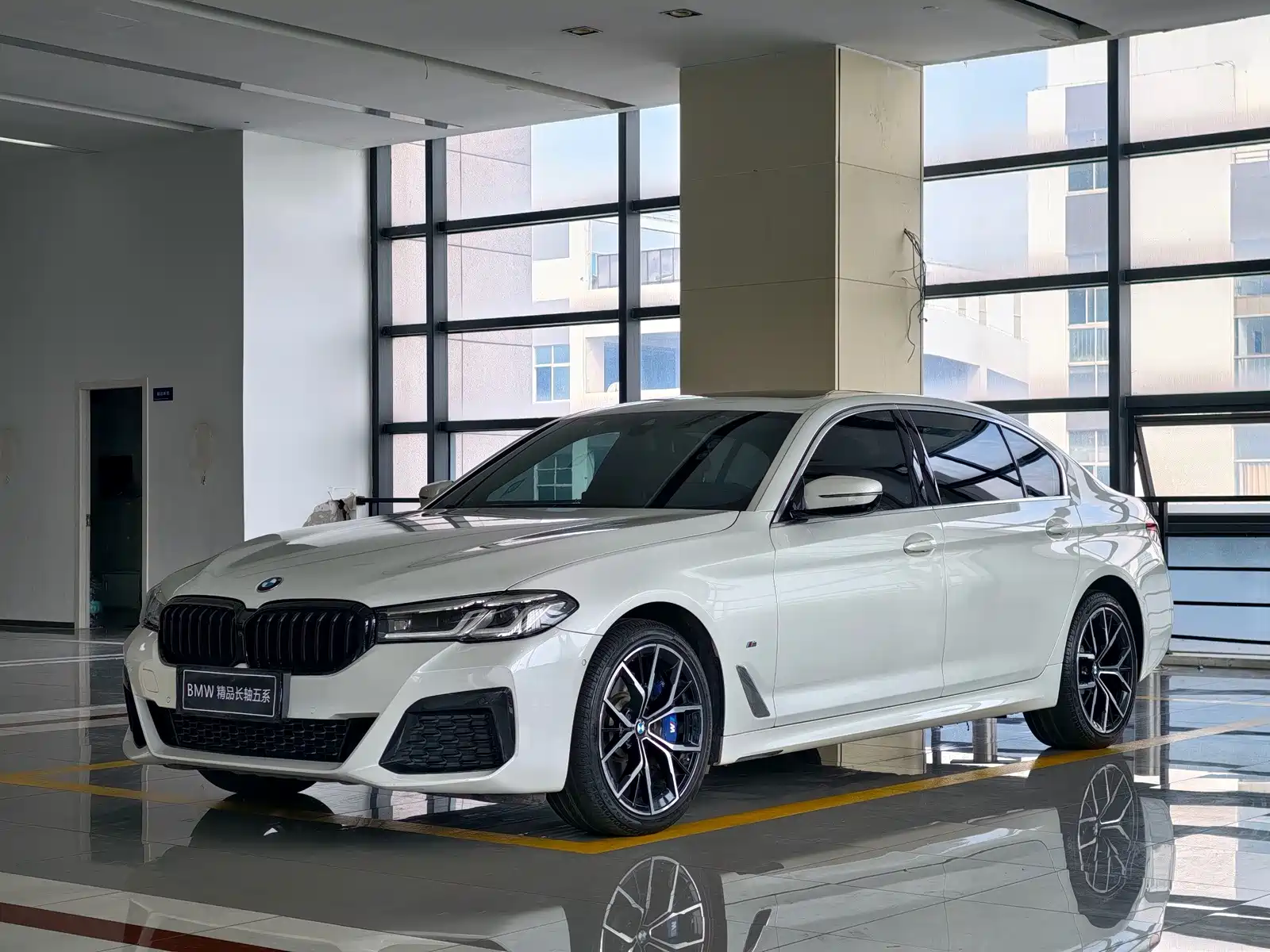 Photo 1 - BMW 5 Series