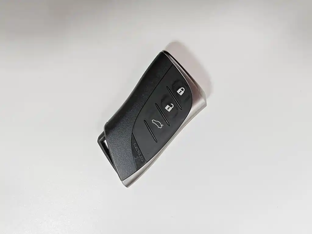 Фото 10 - Lexus ES