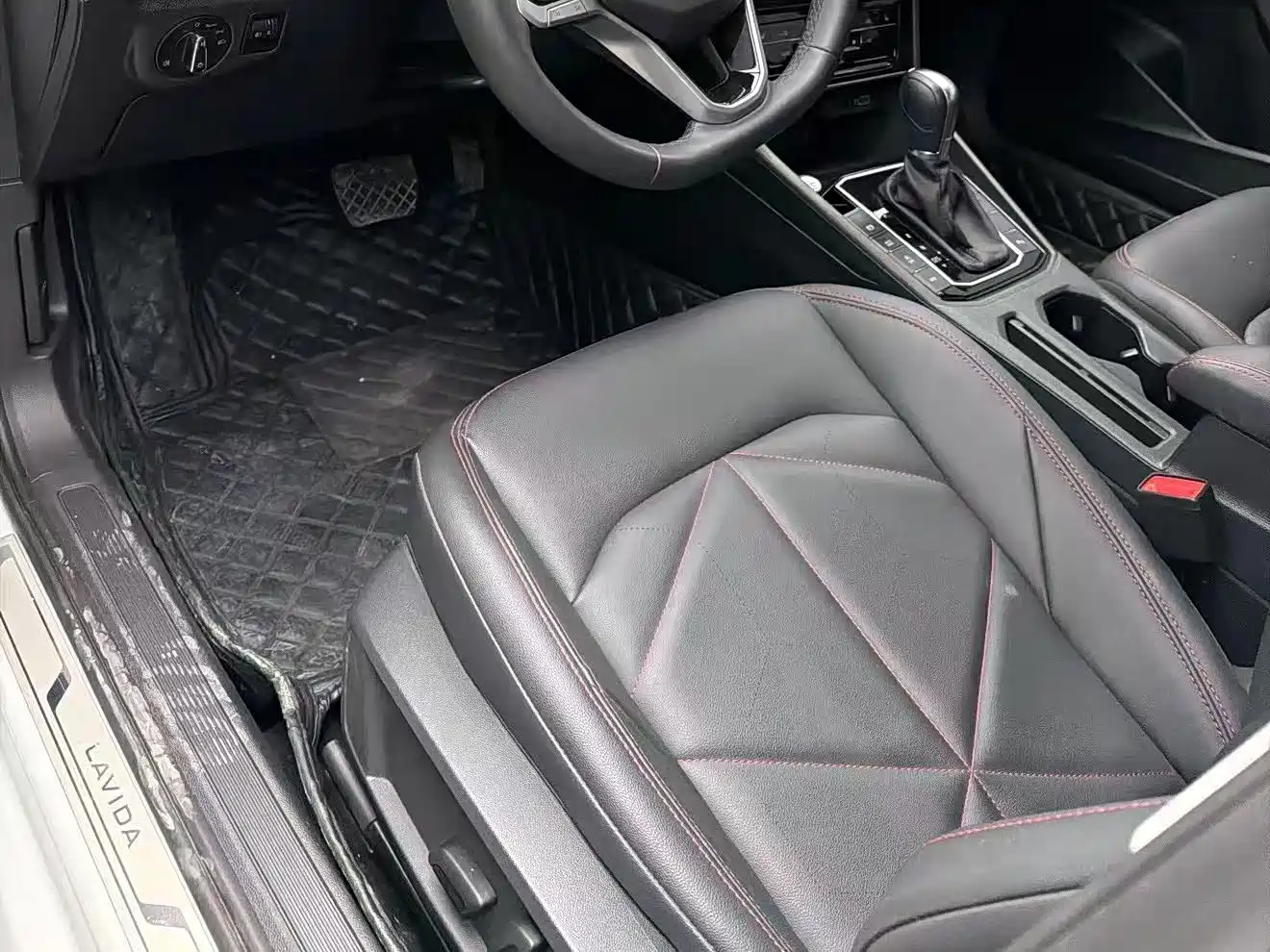 Volkswagen Lavida 2023 Model 300TSI DSG Starlight Leading Edition фото 10