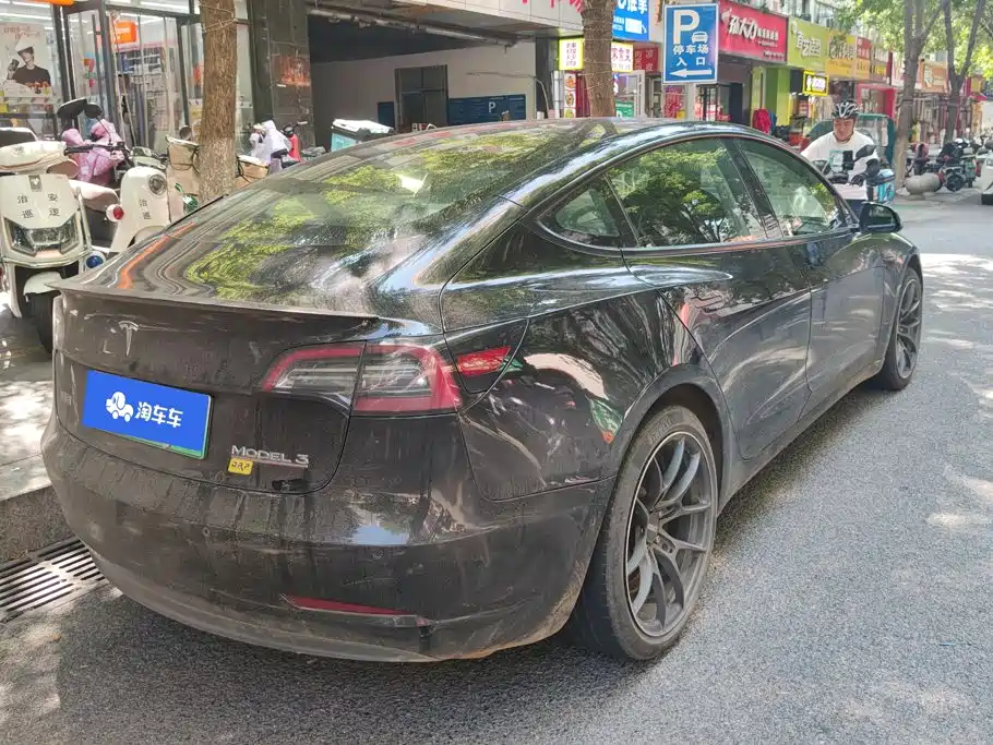 Фото 3 - Tesla Model 3