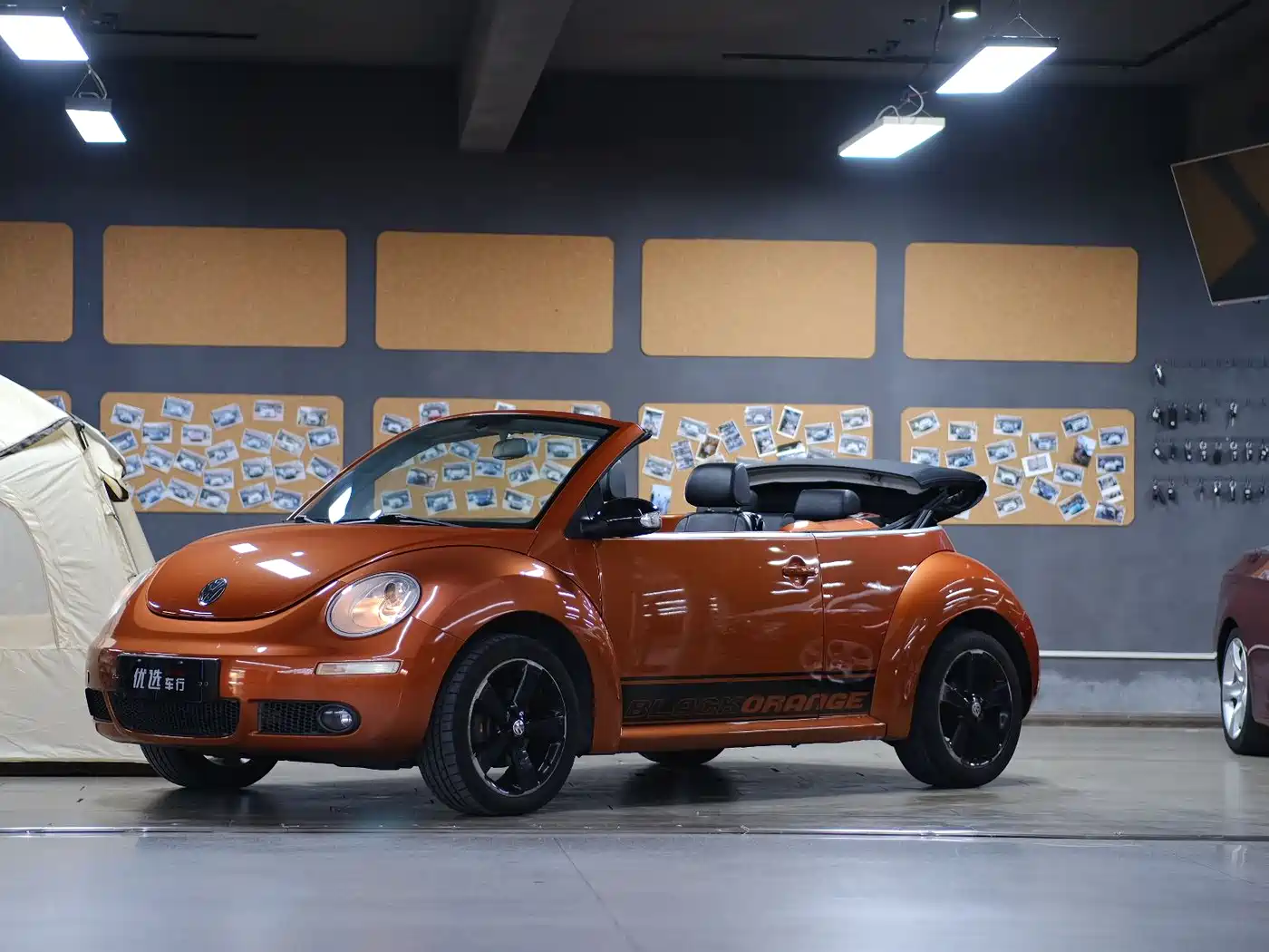 Volkswagen Beetle 2010 Model 2.0 BlackOrange Convertible Luxury Edition
