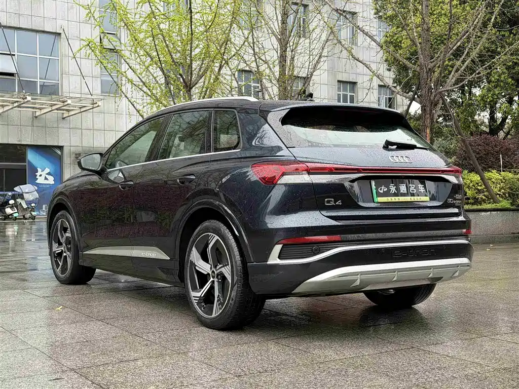 AUDI Q4 E TRON