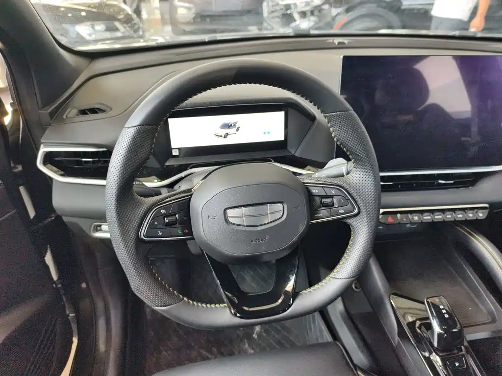 Фото 4 - Geely Coolray