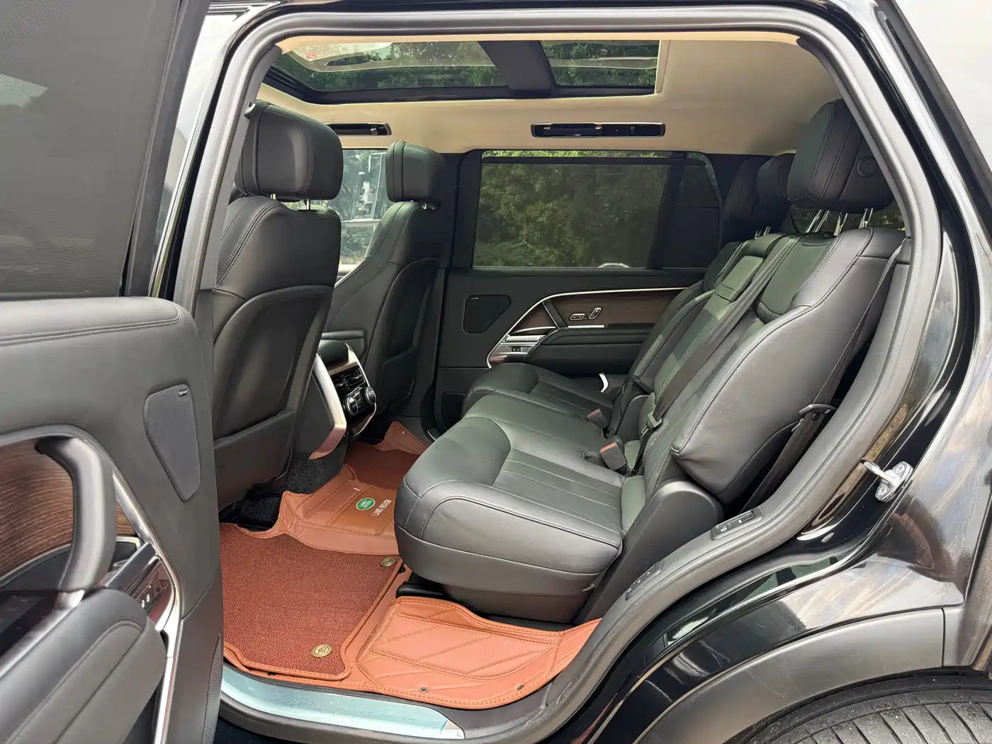 Land Rover Range Rover 2023 3.0 L6 400PS Golden Age 7-Seater Long Wheelbase фото 12