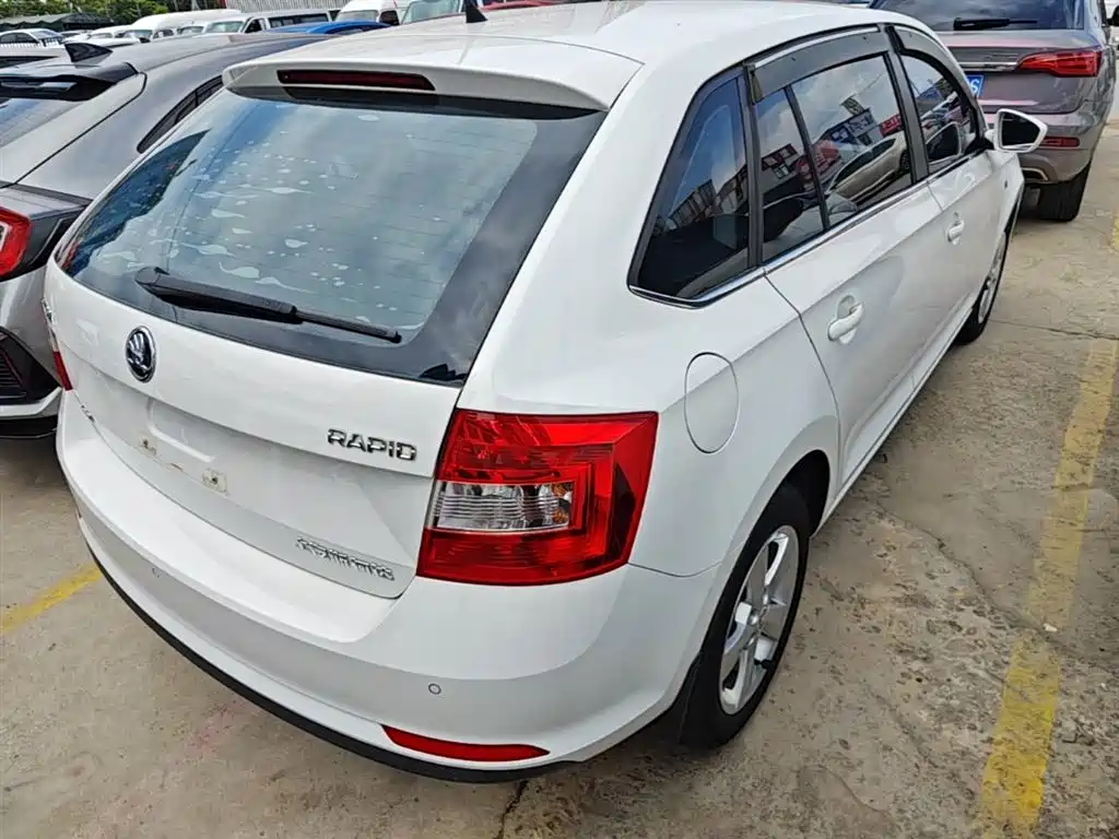 Škoda Skoda Rapid Spaceback 2016 Facelift 1.6L Automatic Innovation Edition фото 7