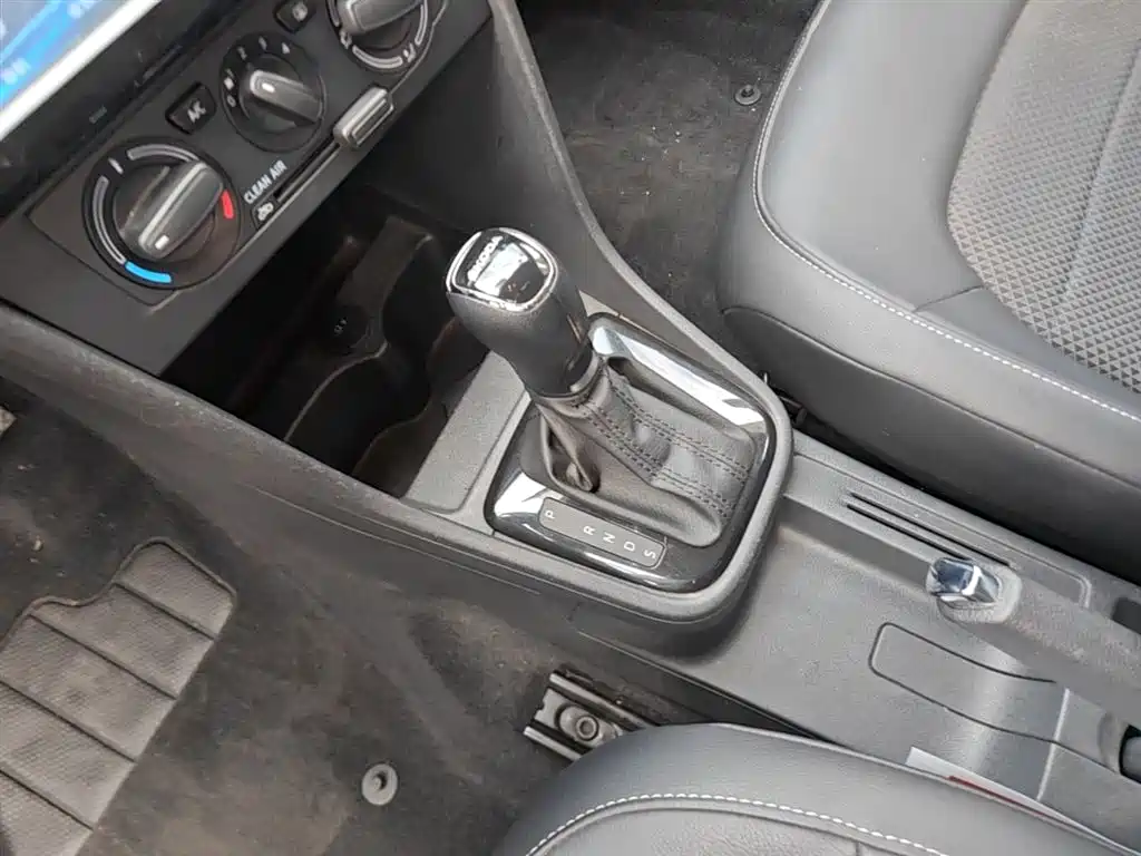 Škoda Skoda Rapid Spaceback 2016 Facelift 1.6L Automatic Innovation Edition фото 14