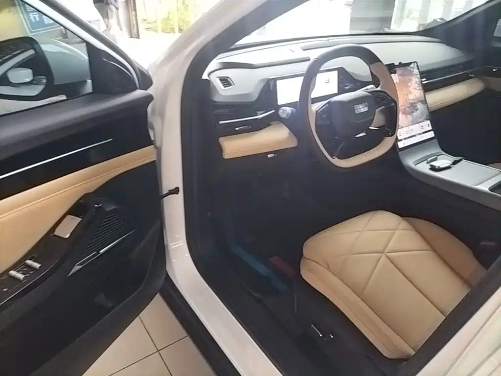Geely Galaxy Galaxy L6 2024 125km PLUS Soaring Dragon Edition фото 16