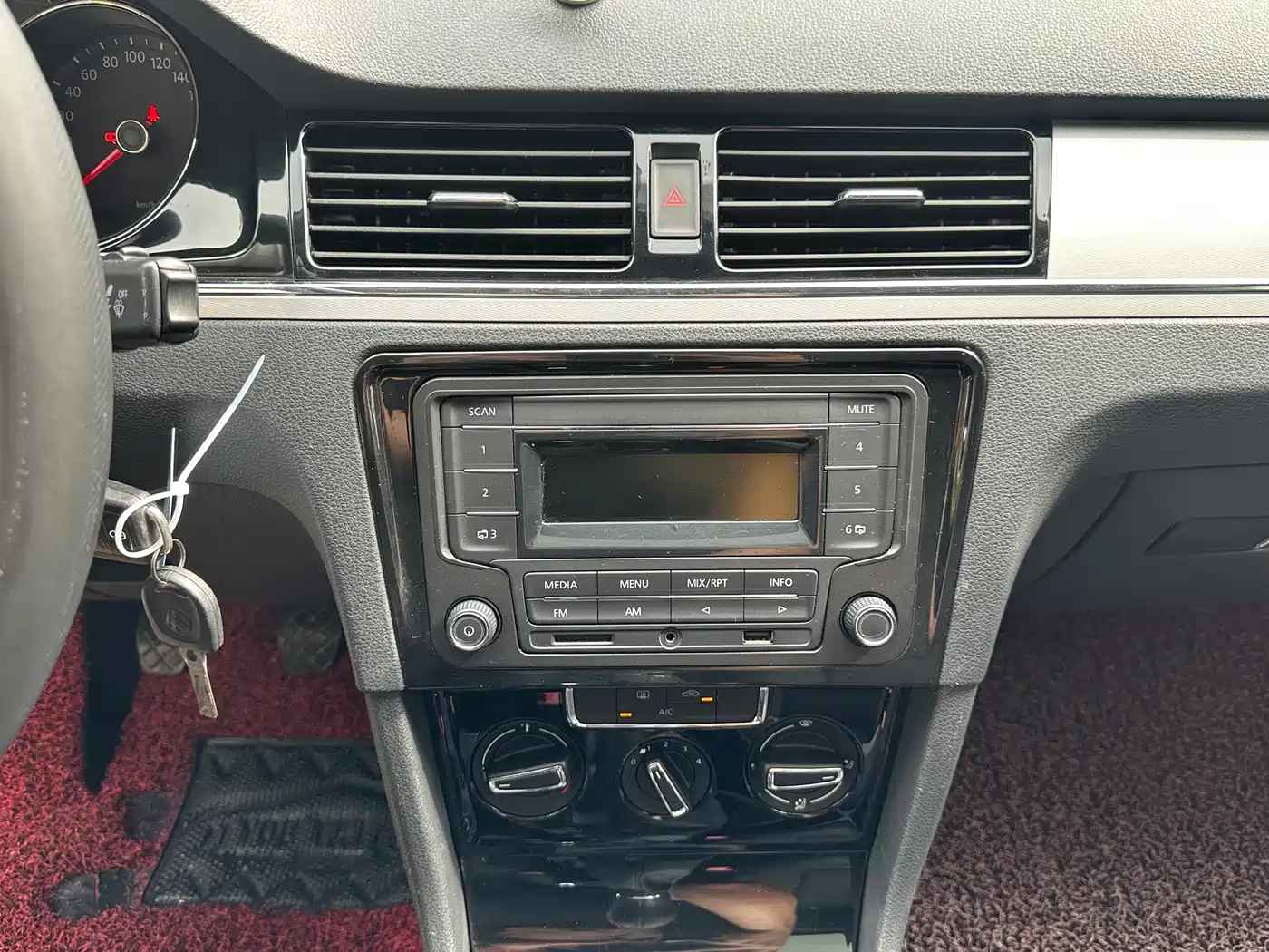 Volkswagen Bora 2014 1.6L Manual Comfort Edition фото 12