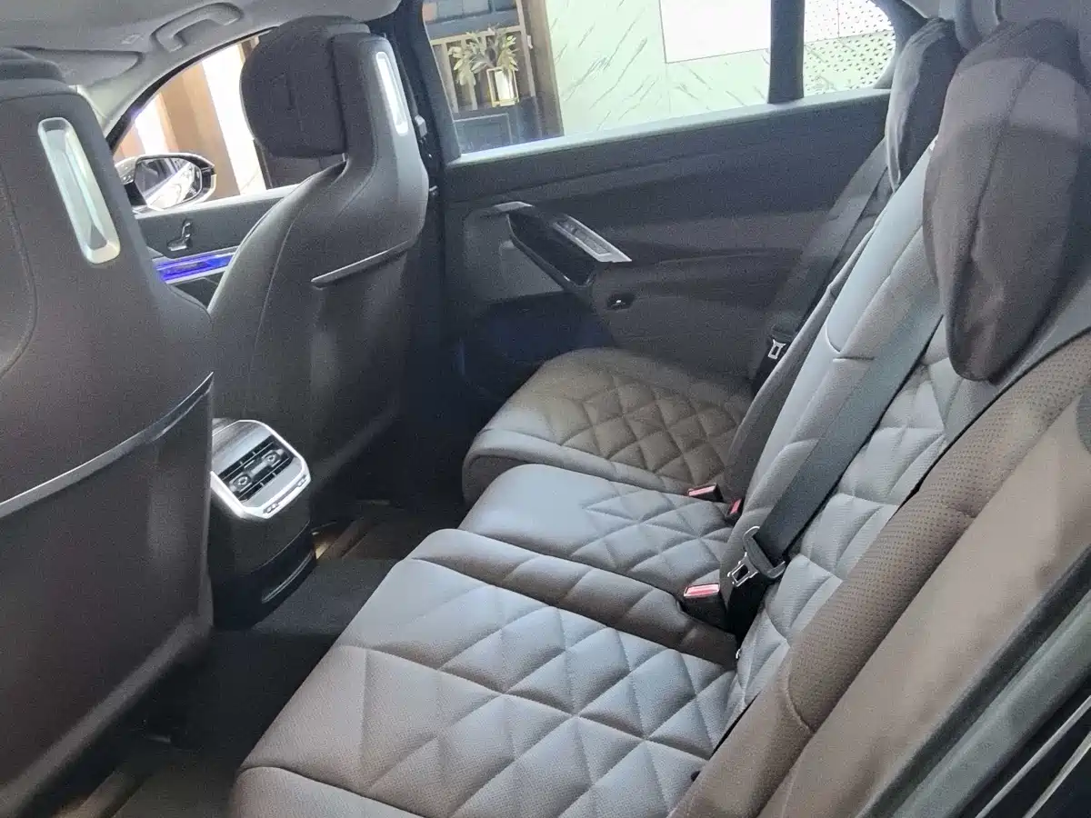 BMW 7 Series 2026 735Li M Sport Package фото 4