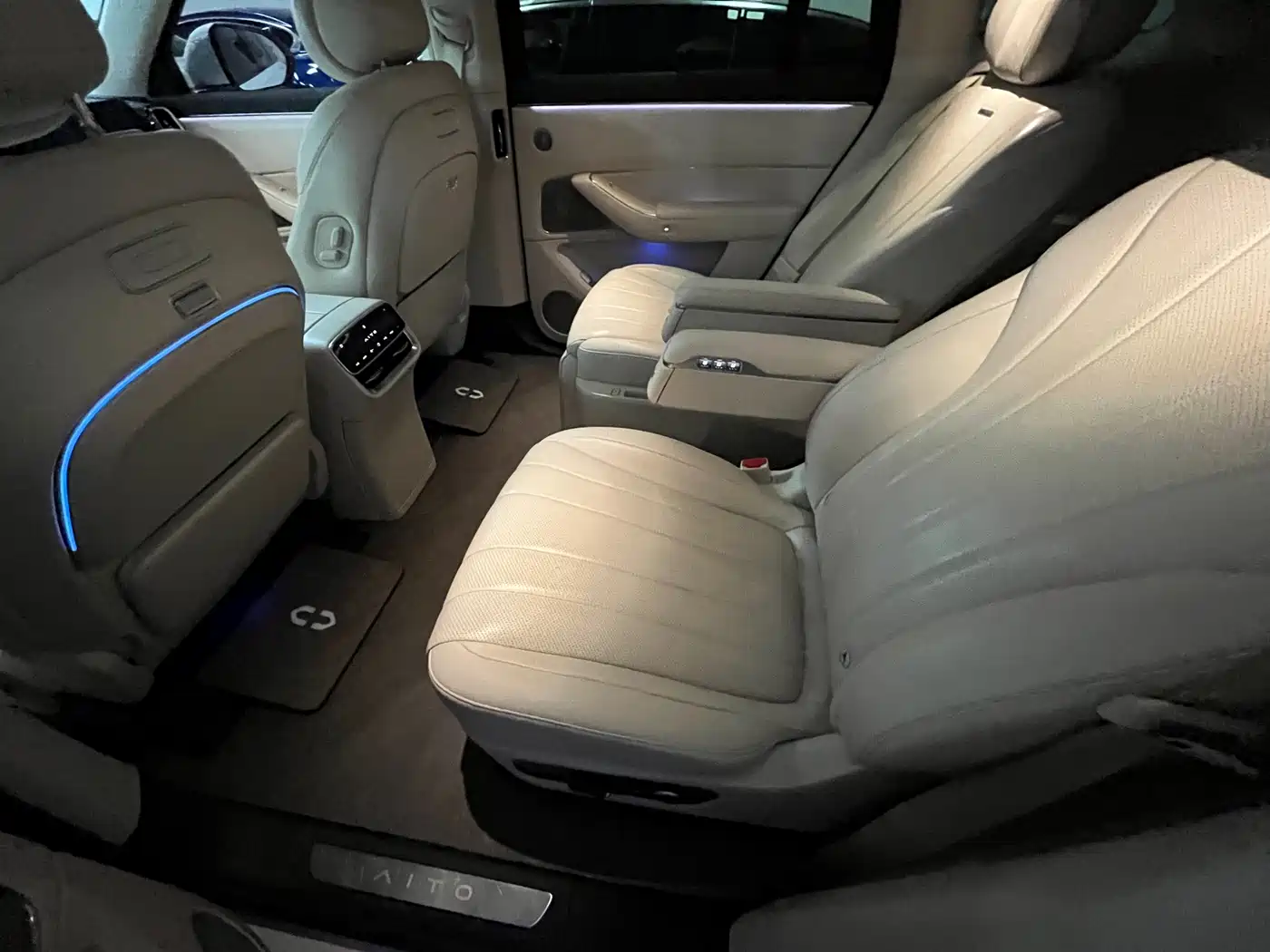 AITO Wenjie AITO M8 2025 Model Extended Range Max+ Edition 53.4kWh 6-Seater фото 12
