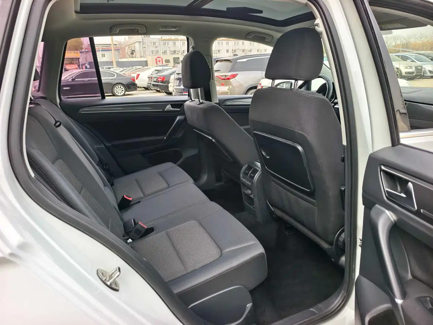 Volkswagen Golf Sportsvan 2016 230TSI Automatic Progressive фото 14