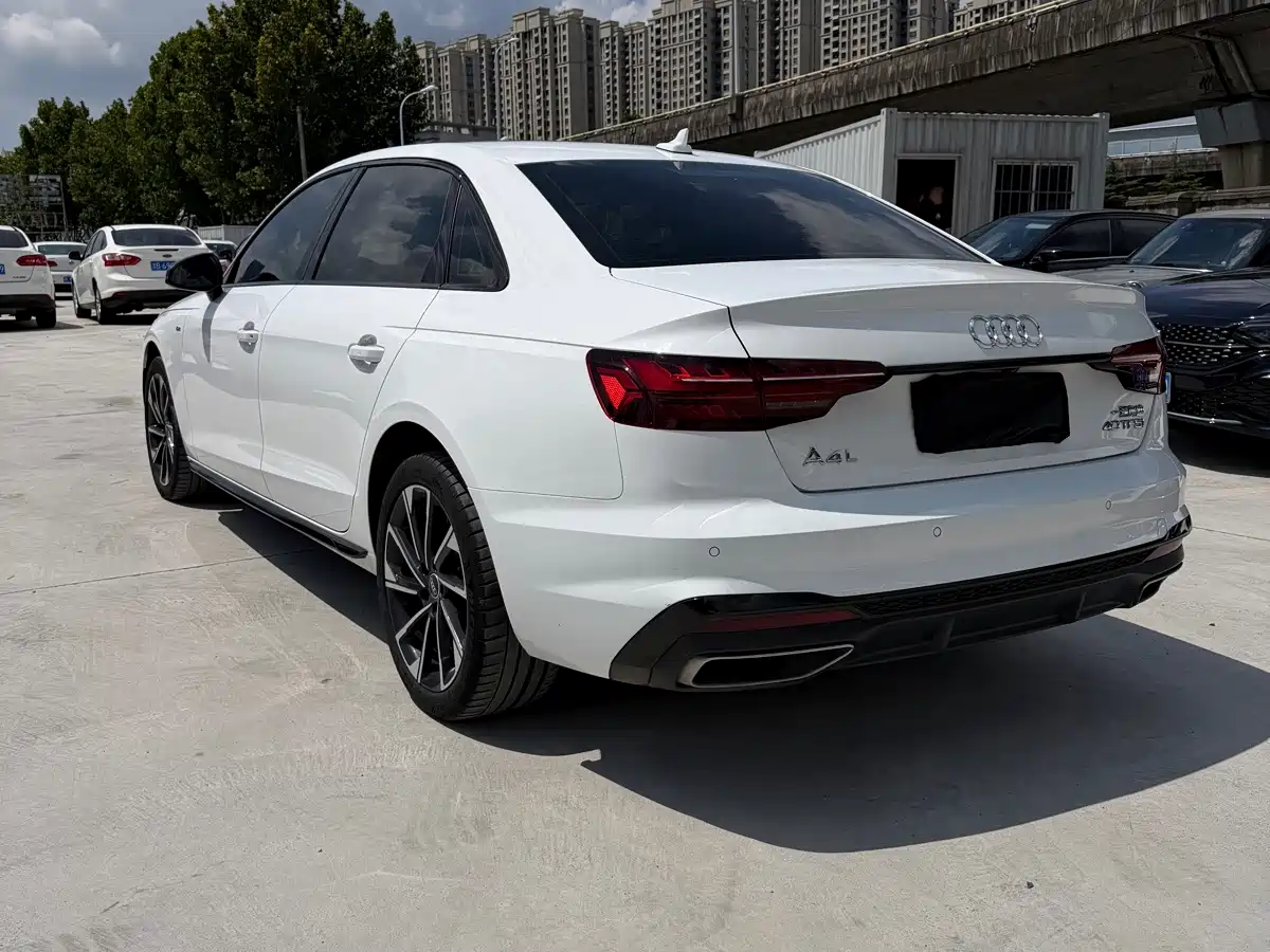 Фото 13 - Audi A4L