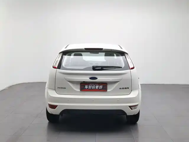 Ford Focus 2013 Hatchback Classic 1.8L Manual Fashion — фото 4