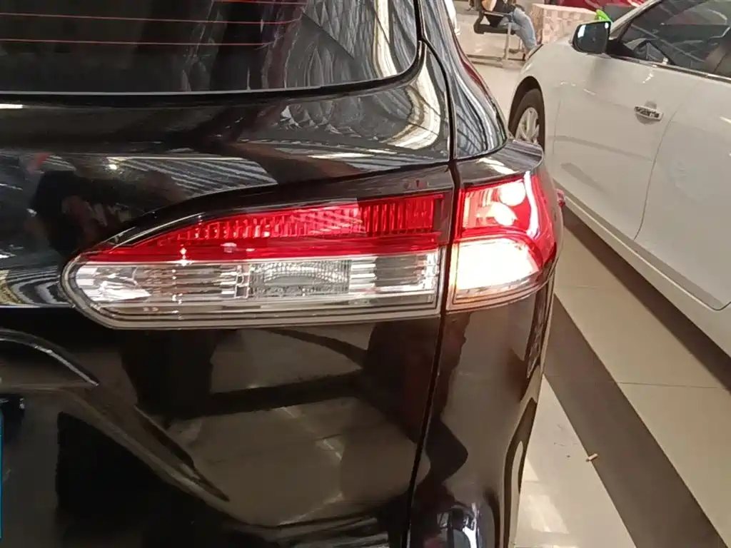 Toyota Frontlander 2023 2.0L CVT Leading Edition фото 8