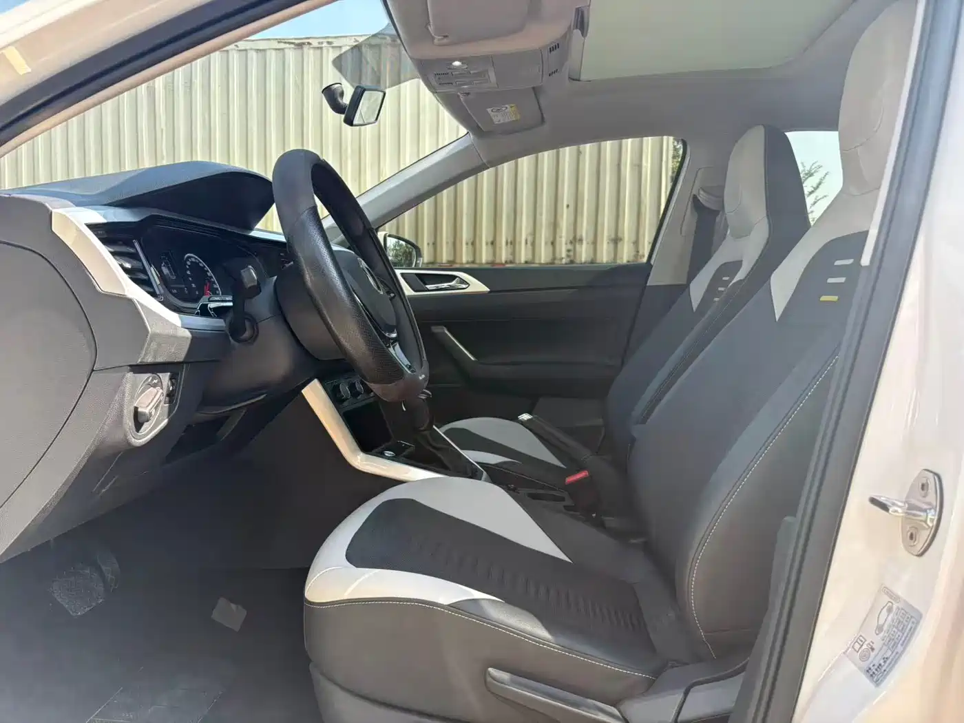 Volkswagen Polo 2021 Plus 1.5L Automatic Colorful Tech Edition фото 4