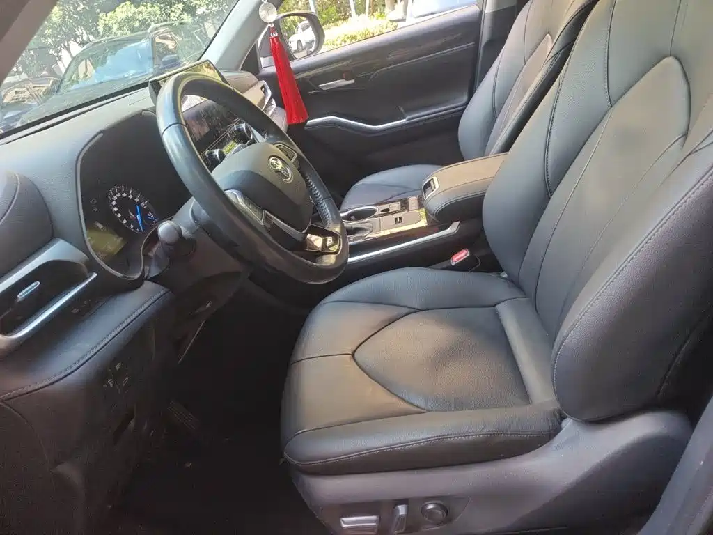 Photo 8 - Toyota Highlander