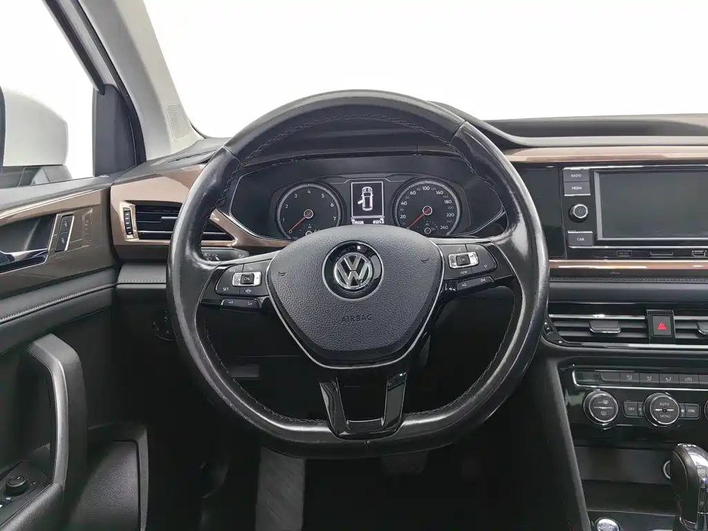 Фото 11 - Volkswagen Tharu