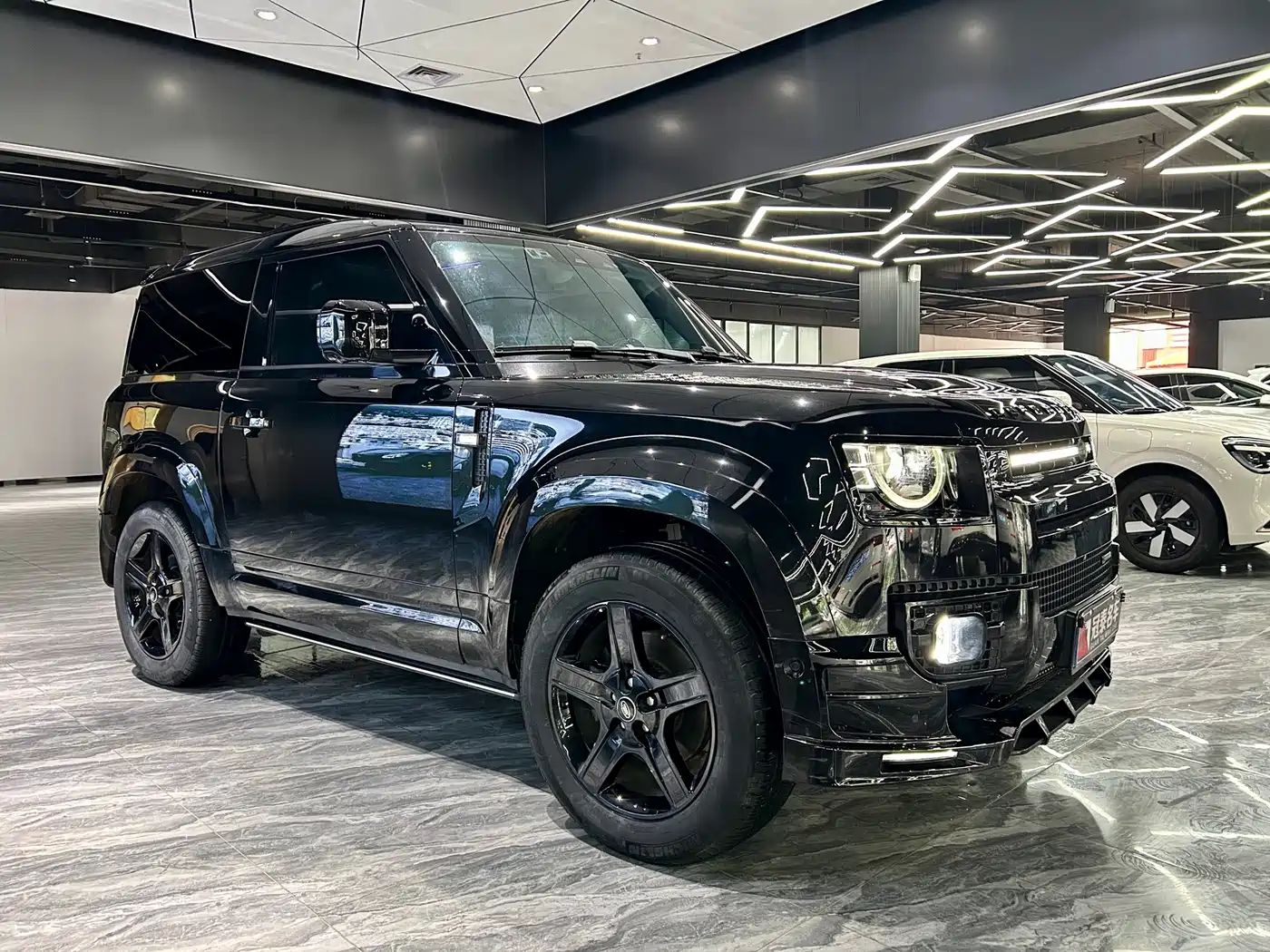 Land Rover Defender 2023 Model 90 2.0T P300 SE фото 3