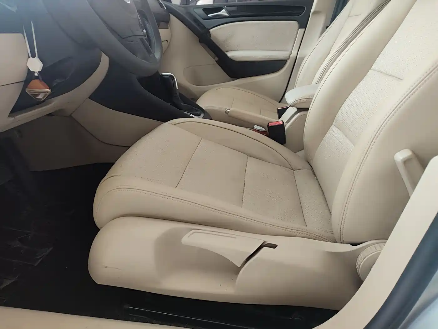 Volkswagen Golf 2011 1.6 Auto Luxury Edition фото 9