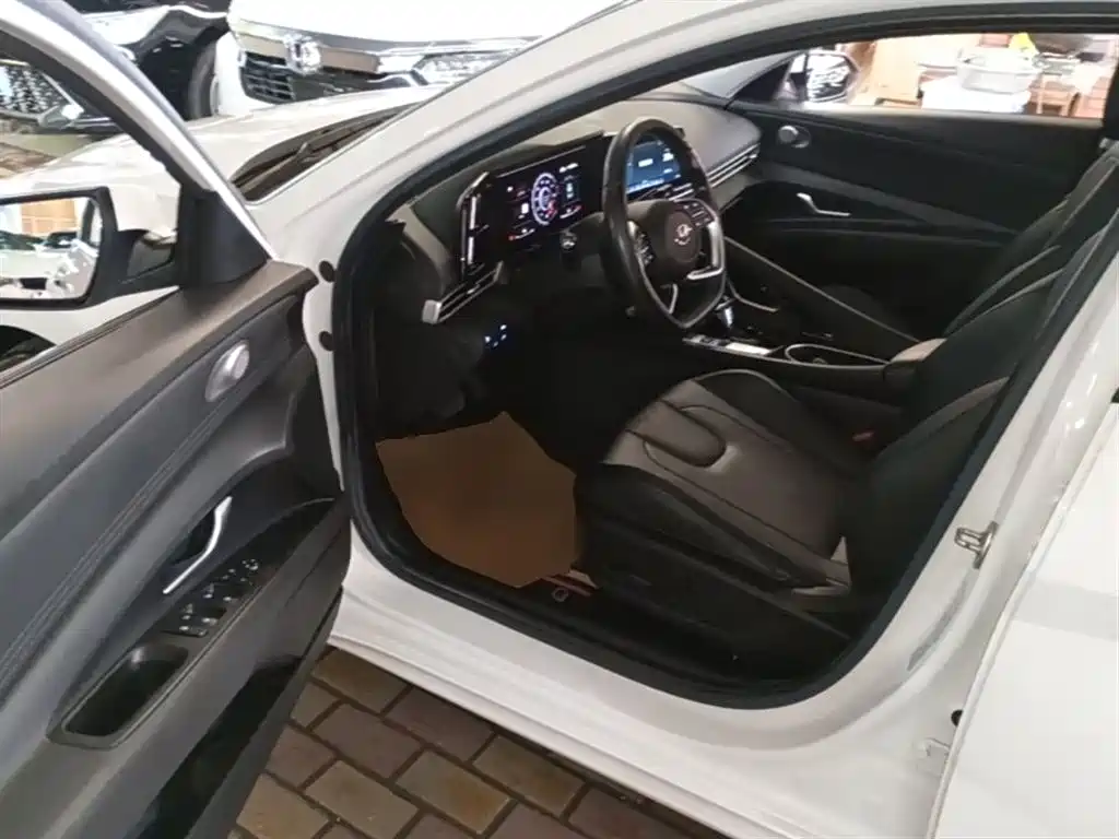 Hyundai Elantra 2021 1.5L CVT LUX Premium Edition фото 16