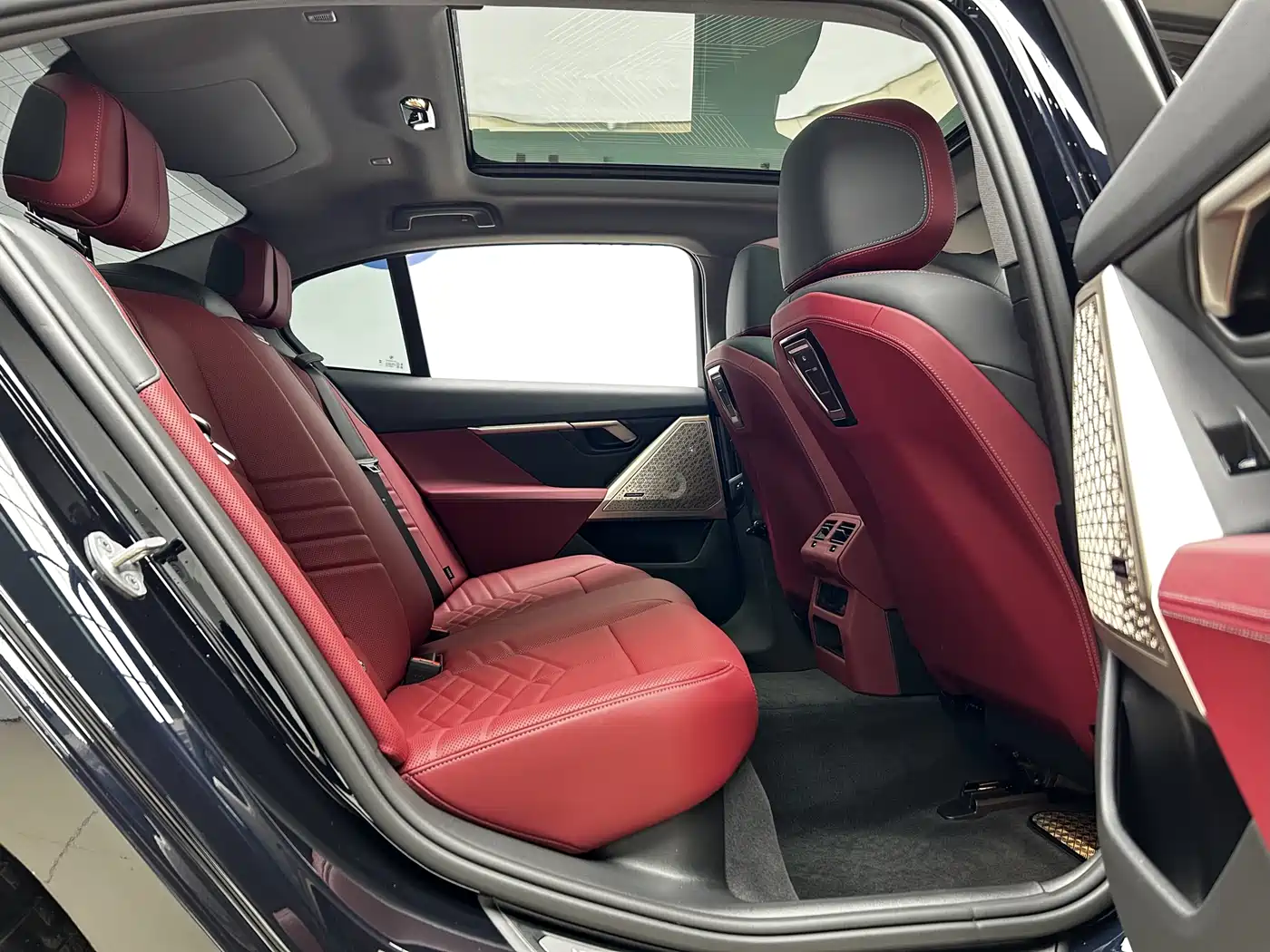 BMW 5 Series 2025 530Li Premium M Sport Package фото 21