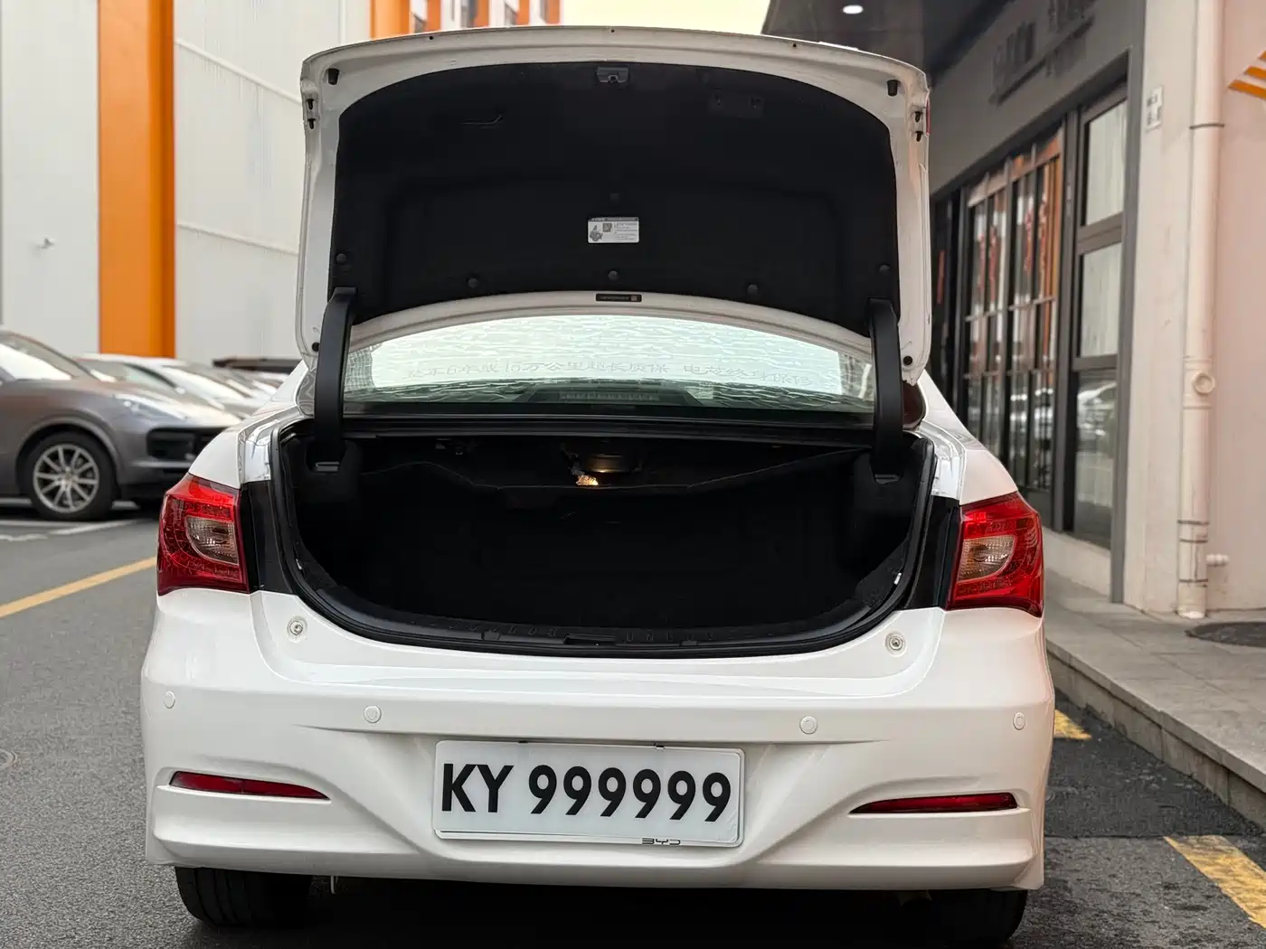 BYD Qin New Energy 2015 1.5T Dual Crown Flagship Edition фото 8