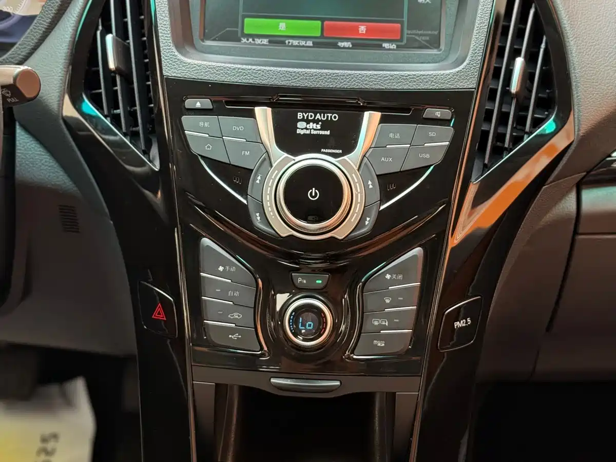 BYD Qin New Energy 2015 1.5T Dual Crown Flagship Edition фото 21